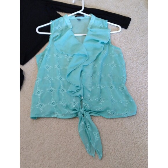 Gorgeous Ruffled Embroidered Tie Front Tank Top Size M - Picture 4 of 8